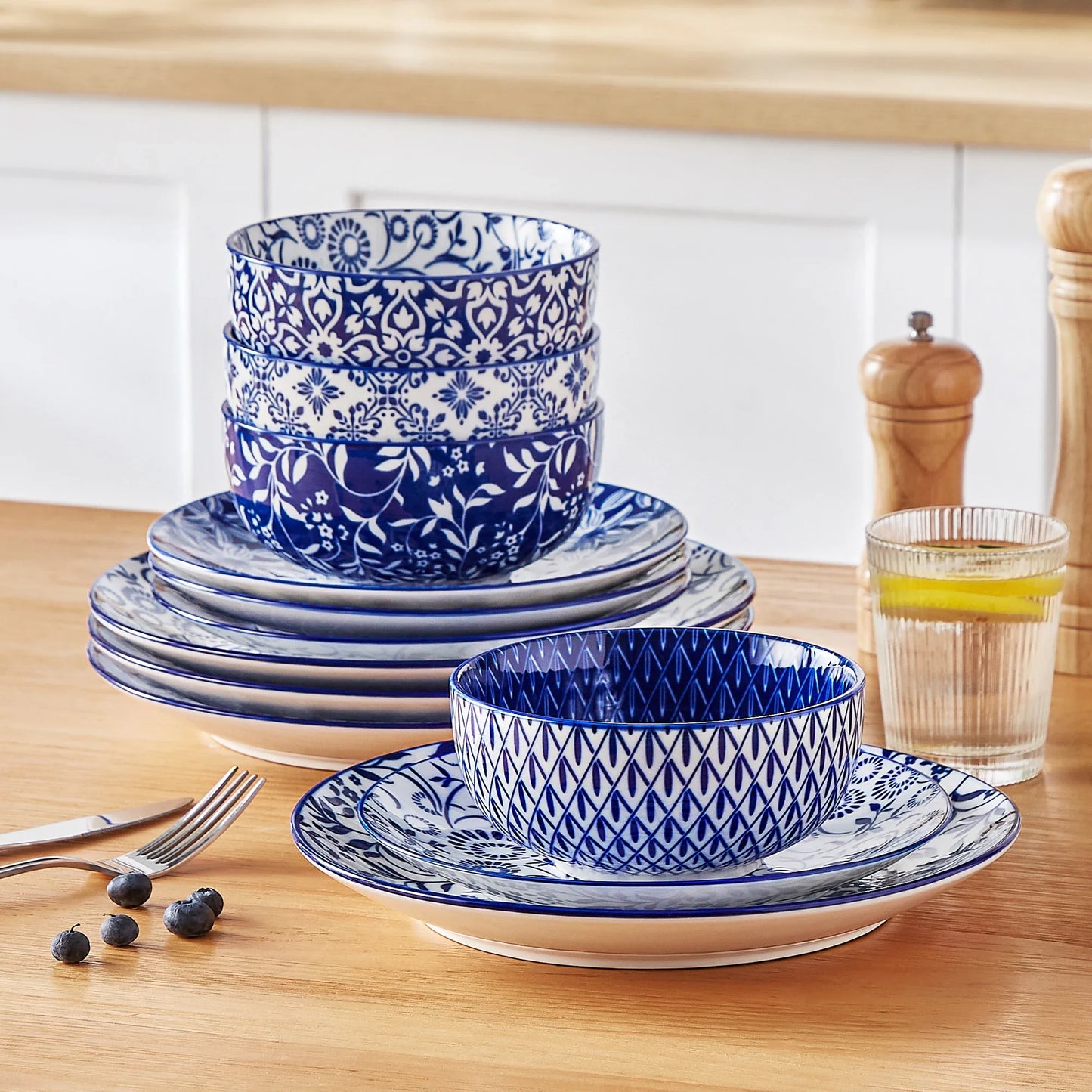 Chinese Blue and White Porcelain Plate Set